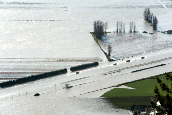 캐나다 서부 브리티시컬럼비아주에 지난 주말부터 기록적인 폭우가 쏟아진 가운데 17일(현지시간) 애버츠퍼드의 캐나다 횡단 고속도로가 침수됐다. 로이터 연합뉴스