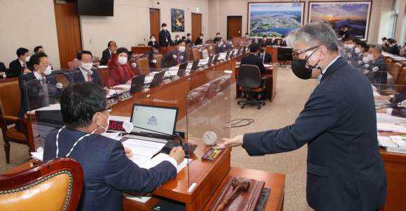18일 여의도 국회에서 열린 국토교통위원회 전체회의에서 이른바 ‘대장동 방지법’을 놓고 여야 의원들이 충돌한 가운데 조응천 더민주 간사가 이헌승 위원장에게 항의 하고 있다. 2021. 11. 18  김명국 선임기자 daunso@seoul.co.kr