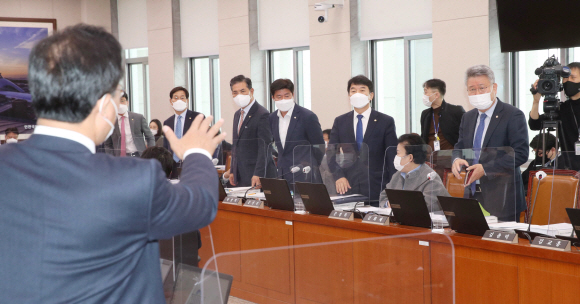 18일 여의도 국회에서 열린 국토교통위원회 전체회의에서 이른바 ‘대장동 방지법’을 놓고 여야 의원들이 충돌한 가운데 조응천 더민주 간사가 이헌승 위원장에게 항의 하고 있다 2021. 11. 18  김명국 선임기자 daunso@seoul.co.kr