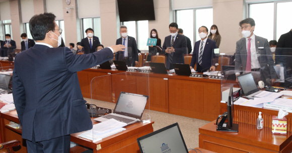 18일 여의도 국회에서 열린 국토교통위원회 전체회의에서 이른바 ‘대장동 방지법’을 놓고 여야 의원들이 충돌한 가운데 송석준 국민의힘 간사와 여당 의원들이 설전을 벌이고 있다. 2021. 11. 18  김명국 선임기자 daunso@seoul.co.kr