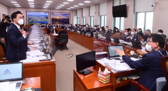 18일 서울 여의도 국회에서 열린 국토교통위원회 전체회의에서 개발이익환수법 안건 상정을 놓고 여야간 언쟁이 벌어지고 있다.2021. 11. 18  김명국 선임기자 daunso@seoul.co.kr