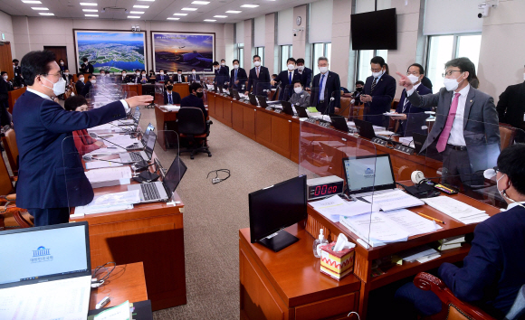 18일 서울 여의도 국회에서 열린 국토교통위원회 전체회의에서 개발이익환수법 안건 상정을 놓고 여야간 언쟁이 벌어지고 있다.2021. 11. 18  김명국 선임기자 daunso@seoul.co.kr