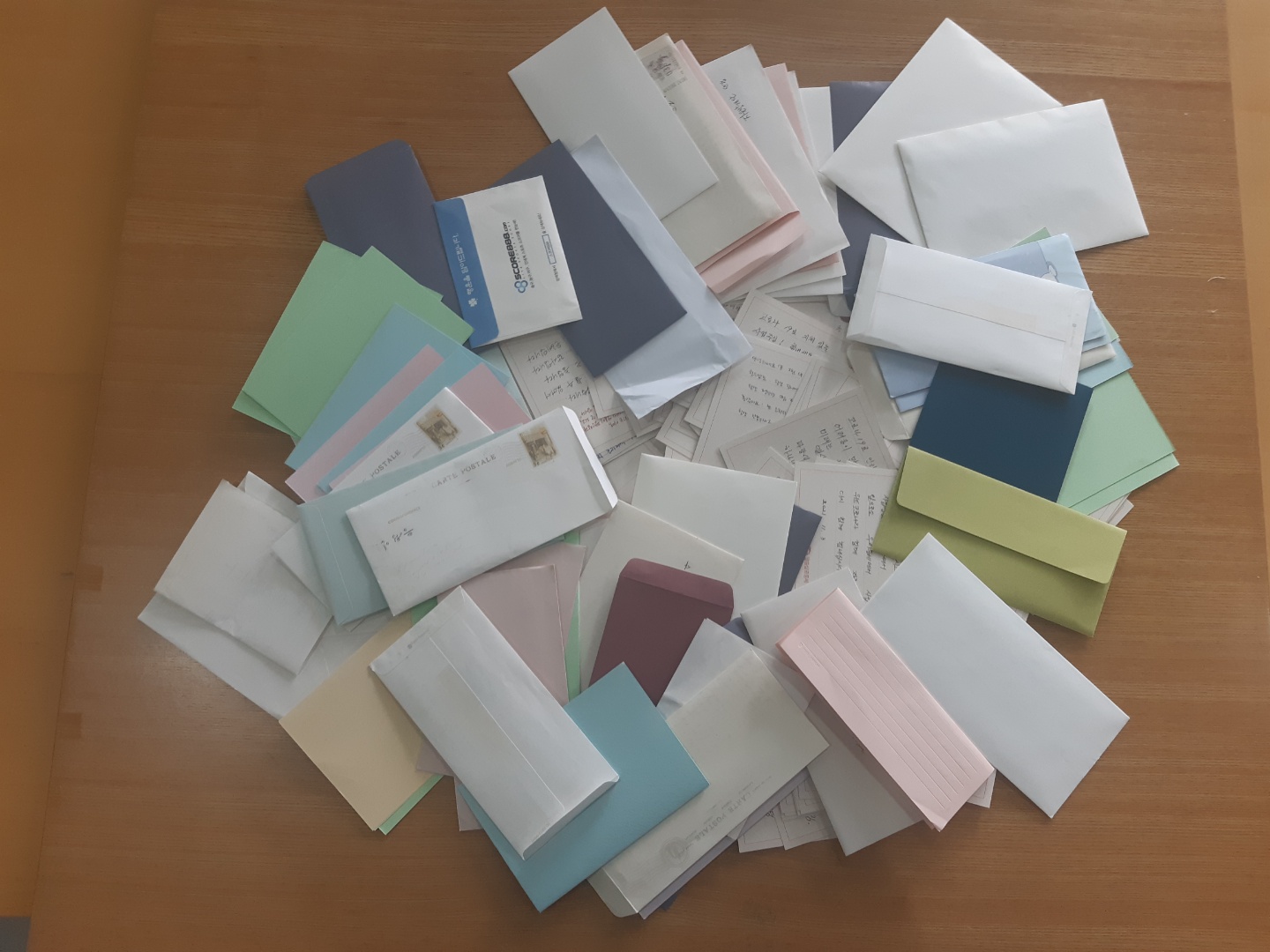 지난 6일 서울 성수동 성락성결교회에서 열린 ‘위드 코로나, 이웃과 함께’ 행사를 통해 소상공인들에게 전달된 손편지. 성락성결교회 제공