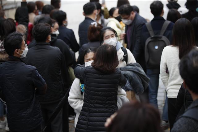 18일 오후 서울 종로구 덕성여자고등학교에서 2022학년도 대학수학능력시험을 마친 수험생들이 시험장을 나서며 부모 품에 안기고 있다. 2021.11.18 뉴스1