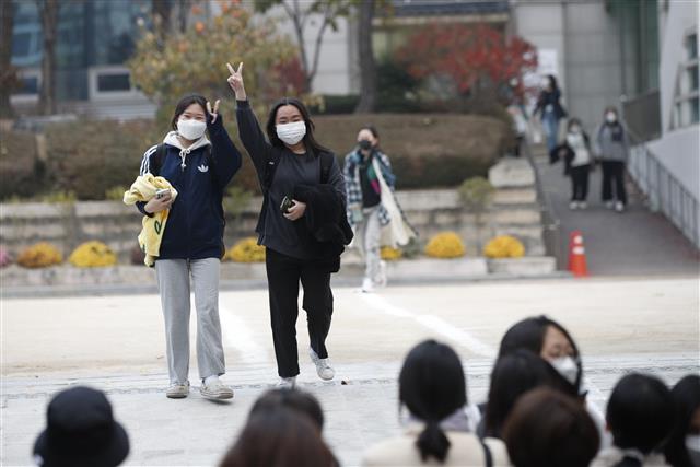 18일 오후 서울 종로구 덕성여자고등학교에서 2022학년도 대학수학능력시험을 마친 수험생들이 시험장을 나서고 있다. 2021.11.18 뉴스1