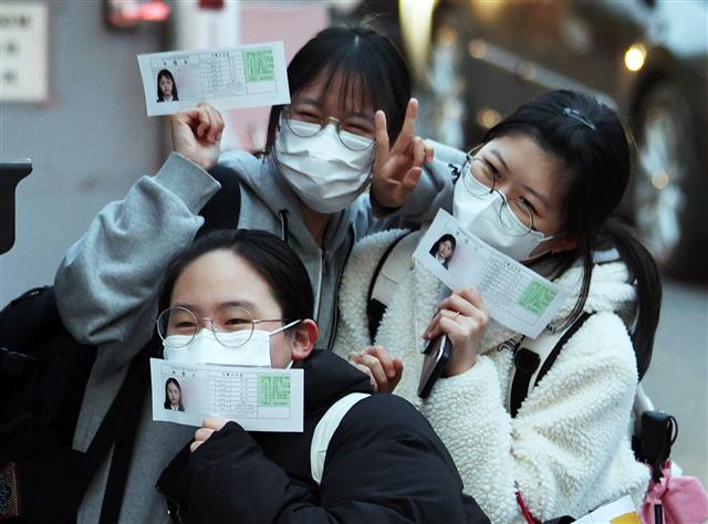 18일 오후 서울 강남구 개포고등학교에서 2022학년도 대학수학능력시험을 마친 수험생들이 시험장을 나서며 기념촬영을 하고 있다. 2021.11.18 뉴스1