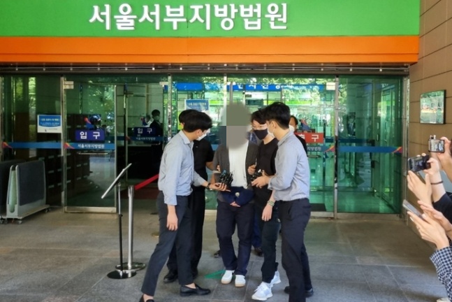 황예진씨를 폭행해 숨지게 한 혐의를 받는 30대 남성 이씨가 지난 9월15일 서울서부지법에서 구속 전 피의자 심문(영장 실질심사)을 마친 뒤 법정에서 나오고 있다. 연합뉴스