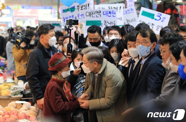 이재명 더불어민주당 대선 후보가 ‘매타버스(매주 타는 민생버스)’ 충청권 지역순회 이틀째인 20일 오전 충남 논산 화지중앙시장을 방문했다.이 후보는 화지시장 일정 말미에 노년 여성이 이 후보에게 다가가 울먹이며 ‘없는 사람은 너무 억울한 일이 많으니. 건강을 잘 유지해서 꼭 대통령이 돼 달라’는 취지의 부탁을 여러번 하자 그 시민을 안아주면서 잠시 눈물을 