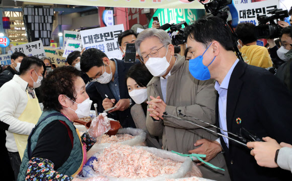 더불어민주당 이재명 대선후보가 20일 충남 논산시 화지중앙시장을 방문, 상인과 대화하고 있다. 2021.11.20  연합뉴스