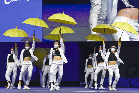 국내 최대 규모 퍼레이드형 퍼포먼스 축제인 ‘원주 다이내믹 댄싱카니발’이 19일 오후 원주 종합체육관에서 막을 올렸다. 사진은 개막식 후 펼쳐진 다양한 장르의 댄싱카니발 예선 경연 모습. 2021.11.20  원주시 제공