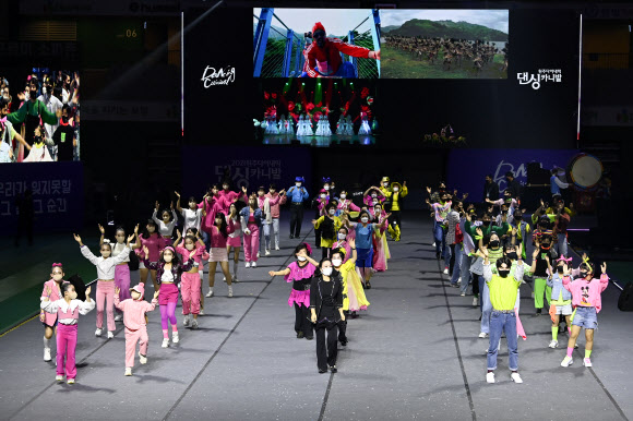 국내 최대 규모 퍼레이드형 퍼포먼스 축제인 ‘원주 다이내믹 댄싱카니발’이 19일 오후 원주 종합체육관에서 막을 올렸다. 사진은 개막식 후 펼쳐진 다양한 장르의 댄싱카니발 예선 경연 모습. 2021.11.20  원주시 제공