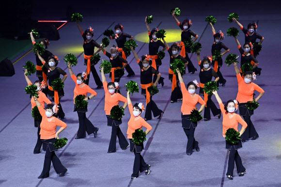 국내 최대 규모 퍼레이드형 퍼포먼스 축제인 ‘원주 다이내믹 댄싱카니발’이 19일 오후 원주 종합체육관에서 막을 올렸다. 사진은 개막식 후 펼쳐진 다양한 장르의 댄싱카니발 예선 경연 모습. 2021.11.20  원주시 제공