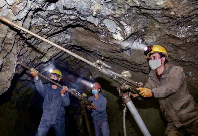 북한 조선노동당 기관지 노동신문은 20일자 6면에 각 도 특파기자들이 보내온 소식을 실었다. 신문은 양강도 수력발전소 건설장은 건설을 하루빨리 완공하기 위한 완강한 공격전을 벌이고 있다고 전했다.  평양 노동신문 뉴스1