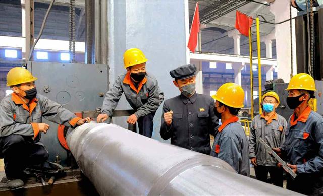 북한 조선노동당 기관지 노동신문은 20일 “생산자 대중을 위훈 창조에로 힘있게 불러일으킨다”며 함경남도 함흥 소재 룡성기계연합기업소 사진을 실었다. 사진은 당 일꾼(간부)이 기업소 노동자들에게 설명하고 있는 모습. 평양 노동신문 뉴스1