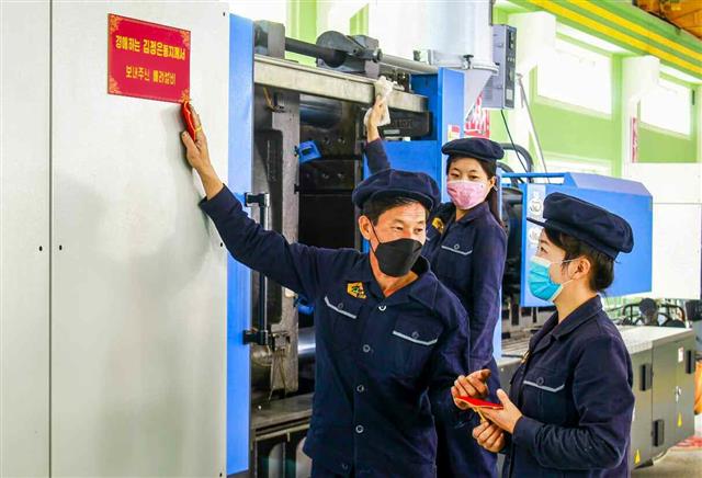 북한 조선노동당 기관지 노동신문은 20일 ‘산림복구전투’에서 중요 역할을 맡은 산림기자재공장을 소개했다. 신문은 이 공장에서 “나무모 생산에 필요한 온실용 수지경판과 해가림발, 나무모 재배용 수지용기 등 각종 기자재들을 원만히 생산 보장”하고 있다고 설명했다.  평양 노동신문 뉴스1