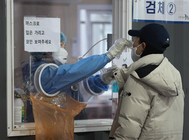 ‘신규 확진 3120명’ 검체 검사 받는 시민들