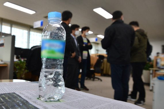 지난달 29일 오전 9시쯤 경북 포항시청 대중교통과에서 개인택시 감차 사업에 불만을 품은 60대 A씨가 공무원에게 뿌린 염산. 뉴스1