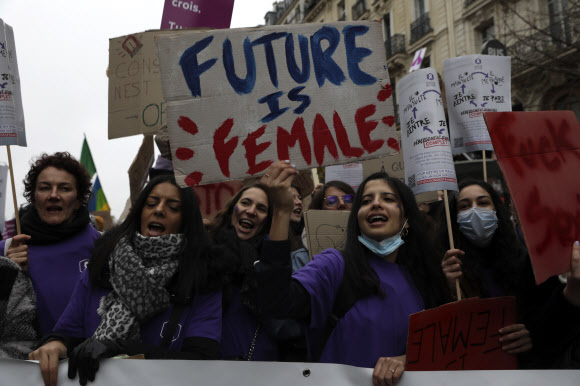 20일(현지시간) 프랑스 파리에서 여성에 대한 폭력에 반대하는 시위가 열린 가운데 참가자들이 ‘여성이 미래다’라고 쓰인 팻말을 들어 보이고 있다.