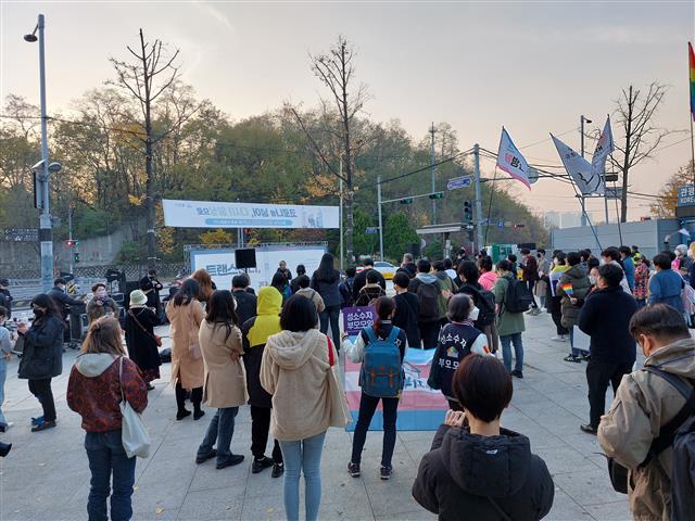 지난 20일 트랜스젠더 추모의 날을 맞아 서울 용산구 평화의소녀상 앞에서 열린 추모 집회에서 참가자들이 생을 마감한 트랜스젠더들의 넋을 기리기 위해 30초간 묵념의 시간을 갖고 있다.