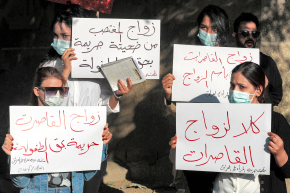 21일(현지시간) 이라크 바그다드 종교 법원 앞에서 12세 소녀의 조혼을 반대하는 시위가 이뤄지고 있다. AFP 연합뉴스