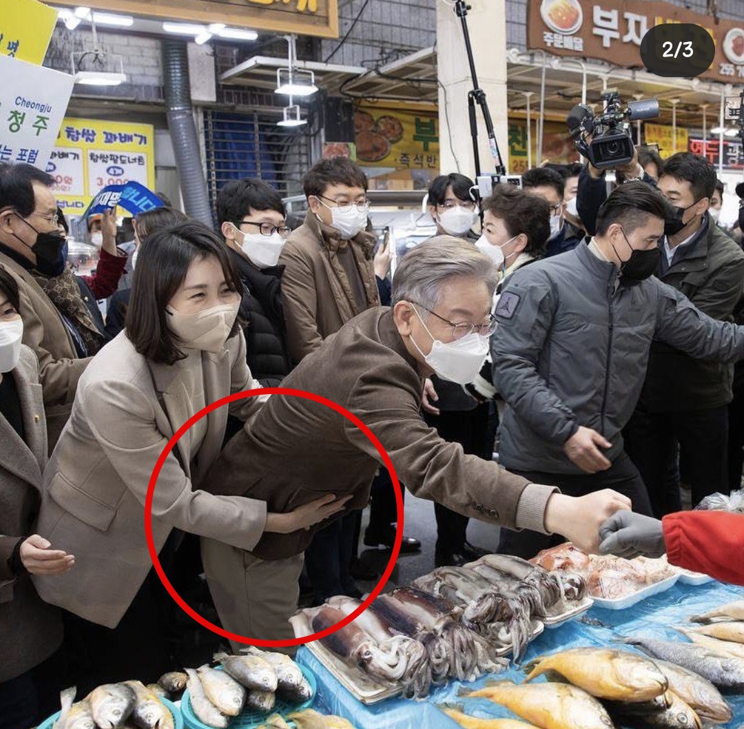 지난 21일 충북 청주 육거리종합시장 방문 유세에서 김씨가 이 후보의 허리를 감싸 안은 모습. 이재명 인스타그램