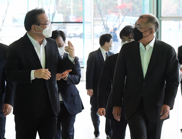 김부겸(왼쪽) 국무총리와 정의선 현대차그룹 회장이 22일 경기 고양 현대모터스스튜디오에서 열린 ‘청년희망ON 프로젝트’에 참석하고 있다.2021. 11. 22 박지환 기자  popocar@seoul.co.kr