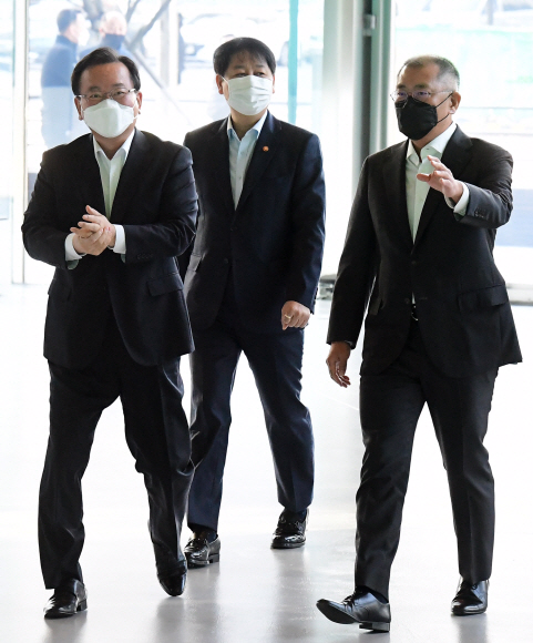 김부겸(왼쪽) 국무총리와 정의선 현대차그룹 회장이 22일 경기 고양 현대모터스스튜디오에서 열린 ‘청년희망ON 프로젝트’에 참석하고 있다. 2021. 11. 22 박지환 기자 popocar@seoul.co.kr