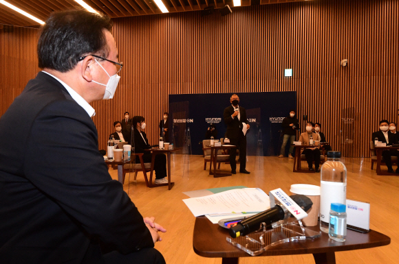 김부겸(왼쪽) 국무총리가 22일 경기 고양 현대모터스스튜디오에서 열린 ‘청년희망ON 프로젝트’에서 정의선 현대차그룹 회장의 인사말을 경청하고 있다.2021. 11. 22 박지환 기자 popocar@seoul.co.kr