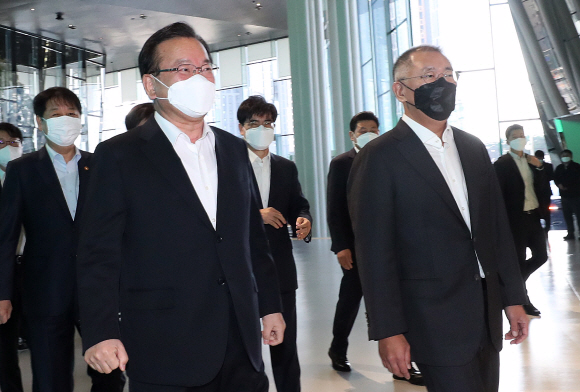 김부겸 국무총리와 정의선 현대자동차그룹 회장이 22일 오전 경기 고양시 현대 모터스튜디오 고양에서 열린 청년희망ON 간담회에 참석을 위해 이동하고 있다.2021. 11. 22 박지환 기자  popocar@seoul.co.kr