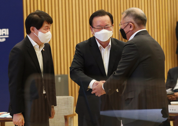 김부겸 국무총리와 안경덕 고용노동부 장관이 22일 오전 경기 고양시 현대 모터스튜디오 고양에서 열린 청년희망ON 간담회에서 정의선 현대자동차그룹 회장과 인사를 하고 있다.2021. 11. 22 박지환 기자  popocar@seoul.co.kr