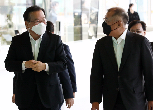 김부겸 국무총리와 정의선 현대자동차그룹 회장이 22일 오전 경기 고양시 현대 모터스튜디오 고양에서 열린 청년희망ON 간담회에 참석을 위해 이동하고 있다.2021. 11. 22 박지환 기자  popocar@seoul.co.kr