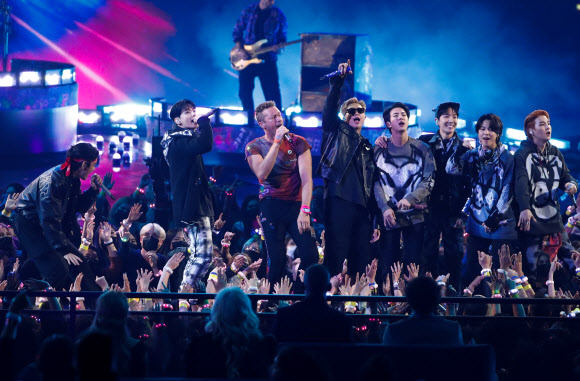 21일(현지시간) 미국 캘리포니아 로스앤젤레스 마이크로소프트 시어터에서 열린 아메리칸 뮤직 어워즈에서 그룹 방탄소년단(BTS)이 영국 밴드 콜드플레이와 함께 무대를 꾸미고 있다.  로이터 연합뉴스