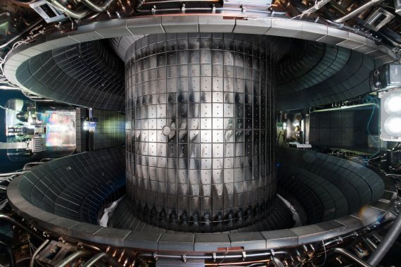 인공태양 KSTAR에서 1억도 초고온 플라즈마가 발생하는 진공용기 내부 모습. 핵융합에너지연구원 제공