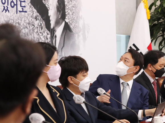 윤석열 국민의힘 대선 후보가 22일 서울 여의도 국회에서 열린 국민의힘 최고위원회의에서 참석해 서거 6주기를 맞은 김영삼 전 대통령의 사진을 보고 있다.2021. 11. 22 김명국 선임기자 daunso@seoul.co.kr