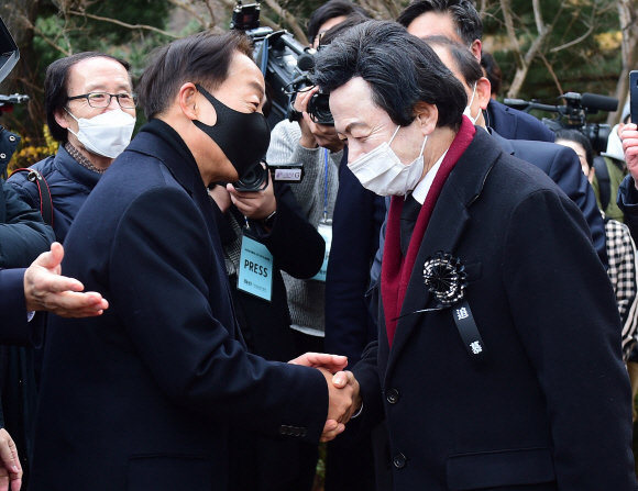 허경영 국가혁명당 대선 후보가 22일 서울 동작구 국립서울현충원 내 김영삼 전 대통령 묘역에서 열린 6주기 추모식에서 차남인 김현철 김영삼민주센터 상임이사와 인사를 나누고 있다.2021. 11. 22 김명국 선임기자 daunso@seoul.co.kr