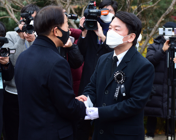 안철수 국민의당 대선 후보가 22일 서울 동작구 국립서울현충원 내 김영삼 전 대통령 묘역에서 열린 6주기 추모식에서 차남인 김현철 김영삼민주센터 상임이사와 인사를 나누고 있다.2021. 11. 22 김명국 선임기자 daunso@seoul.co.kr