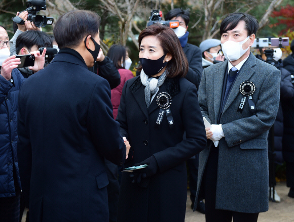 나경원 전 국민의힘 원내대표가 22일 서울 동작구 국립서울현충원 내 김영삼 전 대통령 묘역에서 열린 6주기 추모식에서 차남인 김현철 김영삼민주센터 상임이사와 인사를 나누고 있다. 맨 오른쪽은 하태경 의원.2021. 11. 22 김명국 선임기자 daunso@seoul.co.kr
