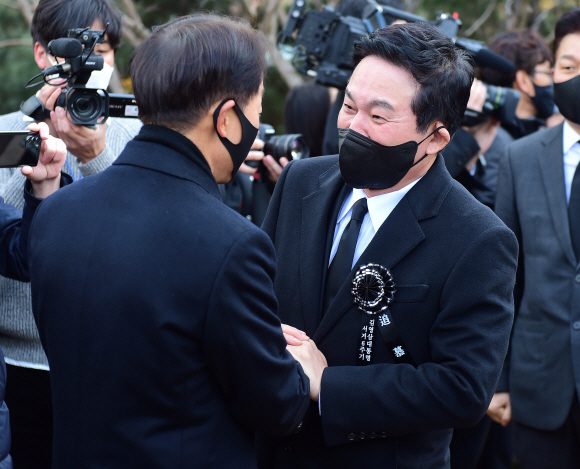 원희룡 전 제주지사가 22일 서울 동작구 국립서울현충원 내 김영삼 전 대통령 묘역에서 열린 6주기 추모식에서 차남인 김현철 김영삼민주센터 상임이사와 인사를 나누고 있다.2021. 11. 22 김명국 선임기자 daunso@seoul.co.kr