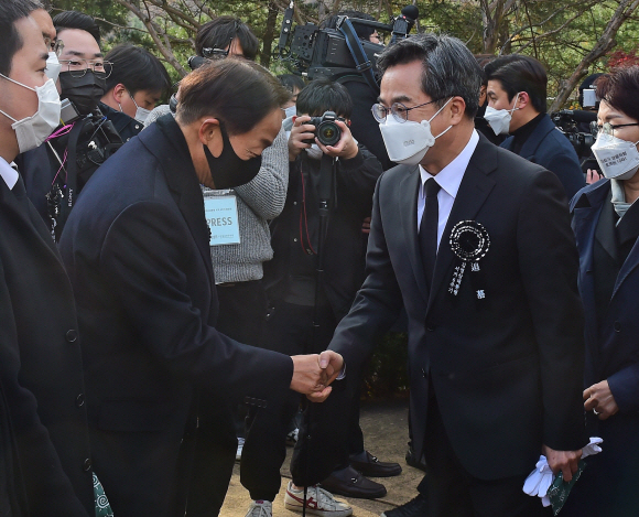 김동연 새로운물결(가칭) 대선 후보가 22일 서울 동작구 국립서울현충원 내 김영삼 전 대통령 묘역에서 열린 6주기 추모식에서 차남인 김현철 김영삼민주센터 상임이사와 인사를 나누고 있다.2021. 11. 22 김명국 선임기자 daunso@seoul.co.kr