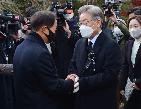 이재명 더불어민주당 대선 후보가 22일 서울 동작구 국립서울현충원 내 김영삼 전 대통령 묘역에서 열린 6주기 추모식에서 차남인 김현철 김영삼민주센터 상임이사와 인사를 나누고 있다.2021. 11. 22 김명국 선임기자 daunso@seoul.co.kr
