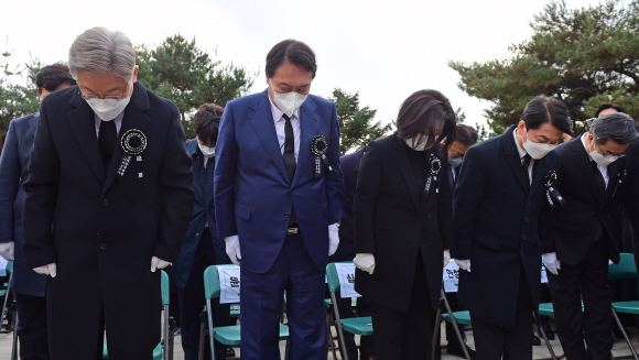 더불어민주당 이재명(왼쪽부터), 국민의힘 윤석열, 정의당 심상정, 국민의당 안철수, 새로운물결(가칭) 김동연 대선 후보가 22일 서울 동작구 국립서울현충원 내 김영삼 전 대통령 묘역에서 열린 6주기 추모식에서 고인에 대한 묵념을 하고 있다.2021. 11. 22 김명국 선임기자 daunso@seoul.co.kr