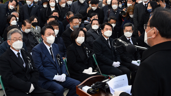 김영삼 대통령 서거 6주기 추모식이 22일 오후 국립서울현충원에서 열렸다. 이재명, 윤석열, 심상정, 안철수, 김동연 등 각 당 대선 후보들이 김부겸 총리의 추모사를 듣고 있다.2021. 11. 22 김명국 선임기자 daunso@seoul.co.kr