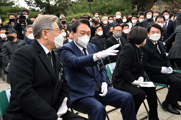 김영삼 대통령 서거 6주기 추모식이 22일 오후 국립서울현충원에서 열렸다. 이재명 더불어민주당 대선 후보와 윤석열 국민의힘 대선 후보가 대화하고 있다.2021. 11. 22 김명국 선임기자 daunso@seoul.co.kr