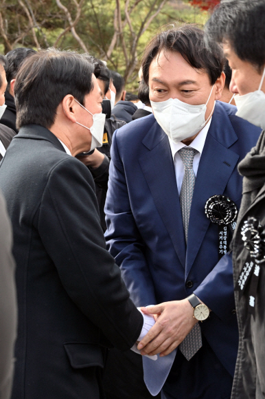 김영삼 대통령 서거 6주기 추모식이 22일 오후 국립서울현충원에서 열렸다. 윤석열 국민의힘 대선 후보와 안철수 국민의당 대선 후보가 인사하고 있다.2021. 11. 22 김명국 선임기자 daunso@seoul.co.kr