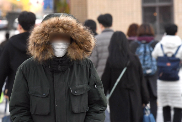 갑작스러운 한파가 몰아친 22일 서울 광화문사거리 인근에서 시민들이 두꺼운 옷차림으로 출근길을 재촉하고 있다. 2021.11.22 박지환기자 popocar@seoul.co.kr