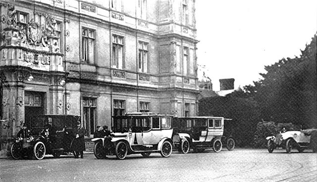 하이클리어 성 앞의 자동차들. 20세기 초반.