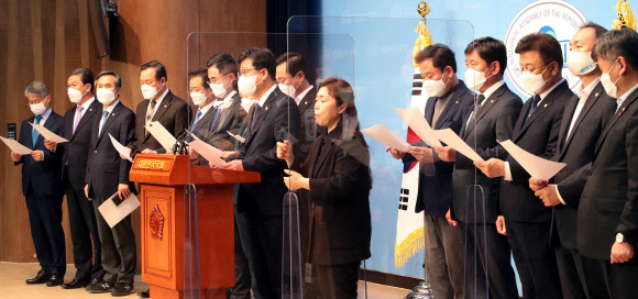 ‘전두환 사망 관련 국가장 반대’ 긴급 기자회견하는 민주당 광주전남북 의원들