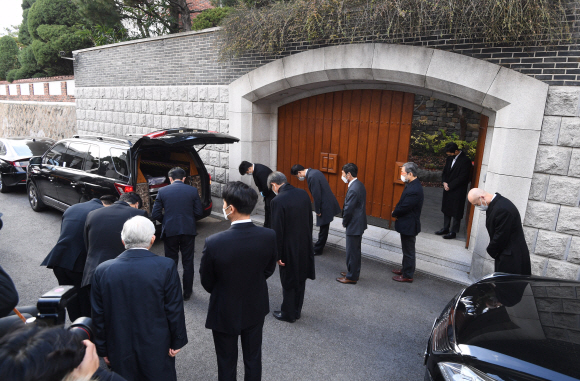 전두환 전 대통령이 사망한 23일 오후 서울 서대문구 연희동 자택에서 고인이 운구차로 이송된 가운데 전 씨의 차남 전재용씨를 비롯한 유족과 지인들이 고인에게 인사를 하고 있다 . 2021.11.23 박윤슬 기자 seul@seoul.co.kr