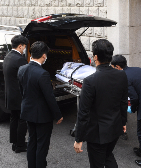23일 오후 서울 서대문구 연희동에 있는 전두환 전 대통령의 자택에서 이날 사망한 전씨가 운구차로 향하고 있다. 2021. 11. 23 박윤슬 기자 seul@seoul.co.kr