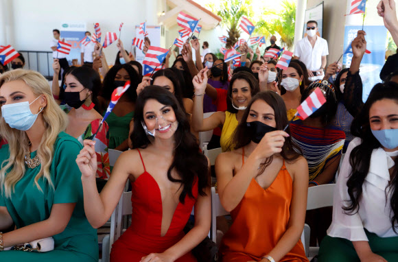 23일(현지시간) 푸에르토리코 리오그란데의 한 호텔에서 열린 ‘2021 미스 월드 미인대회’ 환영식에 각국의 미인들이 참석해 인사하고 있다. EPA 연합뉴스